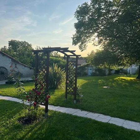Ferienhaus La Colline De Tilleul - De La Colline 4 Star Rated - Beautiful Near Aubeterre Saint-Romain (Charente)
