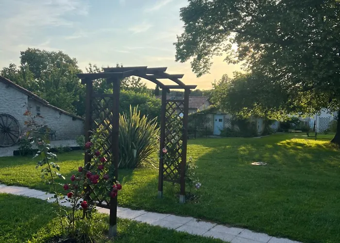 Сasa de vacaciones La Colline De Tilleul - De La Colline 4 Star Rated - Beautiful Near Aubeterre Saint-Romain (Charente)